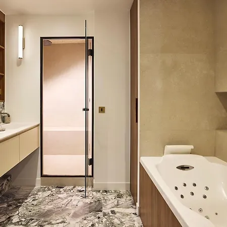 An Exquisite 3-bedroom 3-bathroom In Trocadero - Eiffel Tower Apartment *
